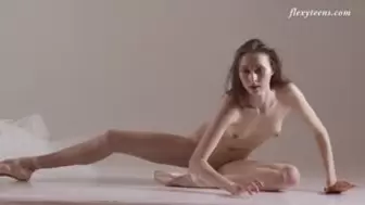 Natural boobies Ksyuha Zavituha doing nude gymnastics