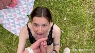 "Fuck me please right here" Fresh bitch mounts and swallows prick in the middle of the park
