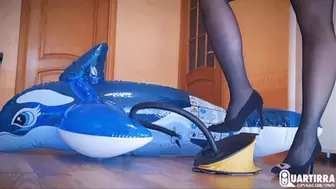 Q669 Derpy inflates blue Whale with a foot pump - 1080p