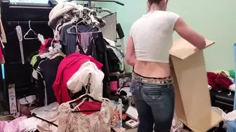 Voyeur: sexy MILF cleans up in cowboy boots, midriff and jeans