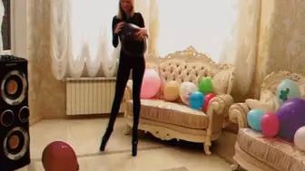 Alla POP 20 different balloons with her heels and wears a black latex catsuit !!!