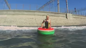 Alla swims in an inflatable ring on the sea !!!