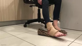 SPRAINED ANKLE AT THE OFFICE - MP4 HD