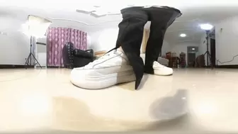 Giant Xiaomi sports shoes trample dwarf slaves 360 VR