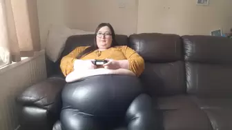 SSBBW GAMER GIRL IN LEATHER PANTS BELLY PLAY FAT CHAT SURPRISE ENDING