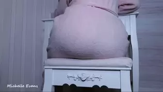 Candid, pink robe farts MP4 SD