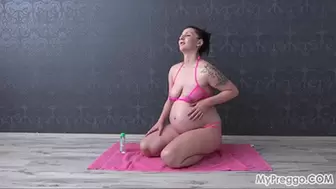 Nicolette's Naked Body Glistens as she Masturbates! (HD WMV)
