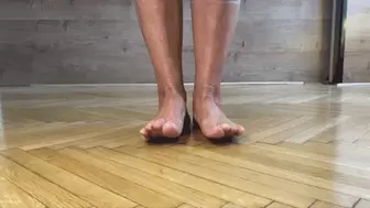 MATURE BARE FEET SOLES AND WIGGLING TOES **CUSTOM CLIP** - MP4 HD