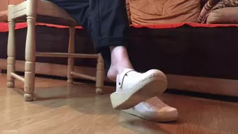 MATURE LADY SHOEPLAYING IN HER WORN CLOGS SHOWING HER SEXY FEET - MP4 Mobile Version