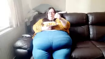 SSBBW EATING FOOD IN TIGHT CLOTHING BELLY