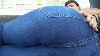 SEXY GOTHIC GIRL WITH BIG BUTT FARTING IN JEANS PANTS PART 4 BY KETLYN RAVENA (CAMERA BY RENAN) FULL HD