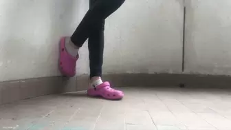 PINK CROCS SHOEPLAY ON A BALCONY - MOV Mobile Version