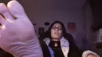 Scratching Sleepy Sexy Soles Tired Milf propps up her BareFeet to take a nap while watching tv she burps and YAWNS trying to stay awake while you watch her Scratching her feet wiggly toes and Wrinkled Soles Toe Spreading and Toe Knuckle Cracking