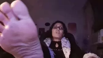 Scratching Sleepy Sexy Soles Tired Milf propps up her BareFeet to take a nap while watching tv she burps and YAWNS trying to stay awake while you watch her Scratching her feet wiggly toes and Wrinkled Soles Toe Spreading and Toe Knuckle Cracking avi