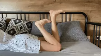 FEET POSE IN NIGHTGOWN KYLIE - MOV HD