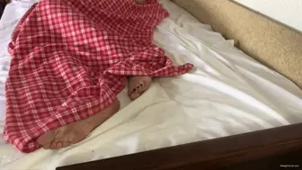 BIG FEET UNDER BED SHEETS STICKING OUT - MP4 Mobile Version