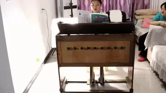 Model Xiaoya plays organ in high heels