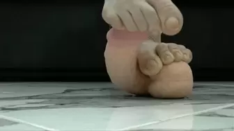 Step on it, squash and crush with all your weight MP4 HD 720p