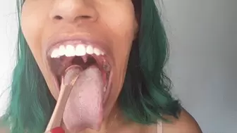White tongue scraping
