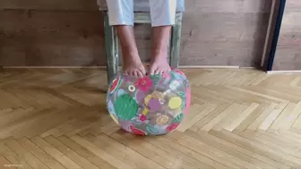 MRS MAGGIE MATURE FEET PLAYING WITH BEACH BALL - MP4 HD