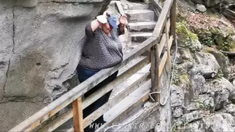 Squeeze myself through this narrow gorge (MP4)