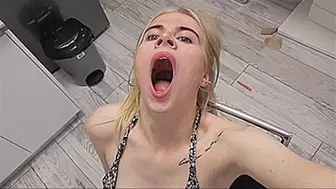 YAWNING OF A LARGE MOUTH WITH THIN LIPS!MP4
