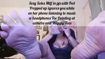 Sexy Soles Milf in pjs with Feet Propped up ignores you while on her phone listening to music w headphones Big Toe Pointing at camera mp4