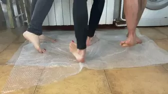 POPPING BUBBLE WRAP BAREFOOT - MP4 HD
