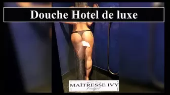 Je prends ma douche dans cette Hotel de luxe à Paris