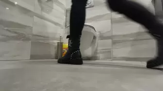 Toilet in leather punk boots