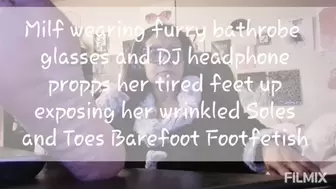 Milf wearing furry bathrobe glasses and DJ headphone propps her tired feet up exposing her wrinkled Soles and Toes Barefoot Footfetish 720p