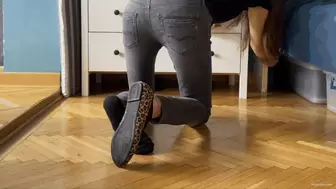 SHE CAN'T FIND HER LEFT SHOE ANYWHERE **CUSTOM CLIP** - MOV Mobile Version