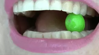 Chewable dragee close-up MP4 FULL HD 1080p