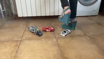 CRUSHING TOY CARS AND TRUCK IN HEAVY PLATFORM SHOES - MP4 Mobile Version