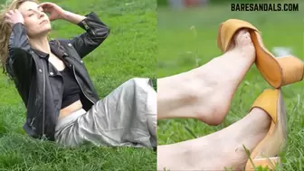 Lucia shoeplay in sandals on the grass - update 12443 HD