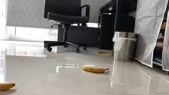 WALK OVER CRUSHING BANANAS IN OFFICE FLATS ACCIDENTAL CRUSH **CUSTOM CLIP** - MP4 Mobile Version