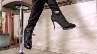 21luj Melania in her black stiletto boots (mp4-HD)