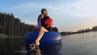 Alla swims on a large inflatable ring on the lake and inflates a transparent inflatable ring and inflatable headbands with her mouth and swims in clothes!!!