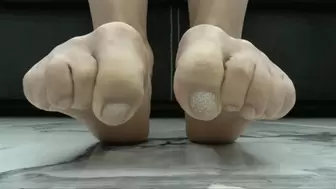 Hard toe curls, as hard as you can curl them MP4 FULL HD 1080p