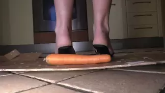 Italian girlfriend - kitten heel pressure crush fetish carrots in black sabot food Crush
