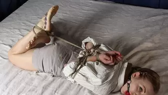 Amanda: gagged with a red ball gag barefoot beauty hogtied with her hands tied in a reverse prayer position and her feet crossed, rolling over the bed in a desperate attempts to get loose (HD WMV)