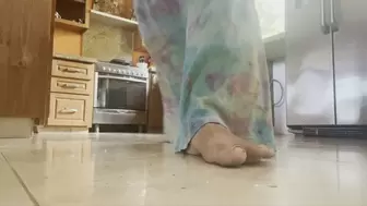 Barefoot beauty in cast gives you a kitchen worship session