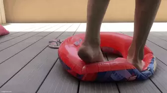 INFLATABLE SAFTY RING DEFLATED UNDER BIG DIRTY FEET - MP4 Mobile Version