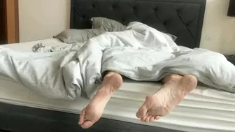 BIG DIRTY FEET SNORING IN BED - MP4 HD