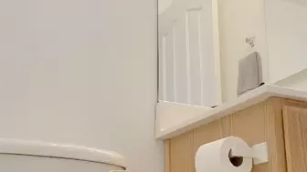 Hit Woman Uses The Toilet Two mp4