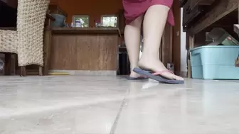 Housewife in flip-flop cam for pervs
