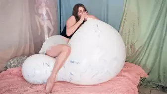 Cosette BTP's white Gummiwerk Giant Nose balloon - 480p