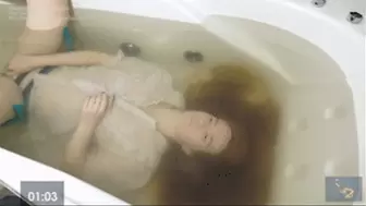 611 Ginger sexy BH training in the bathtub