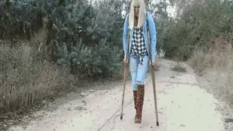 Walking in boots on crutches WMV(1280x720)FHD