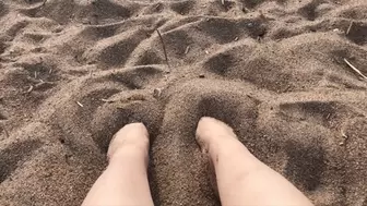 09_ Summer long toenails Feet on sand